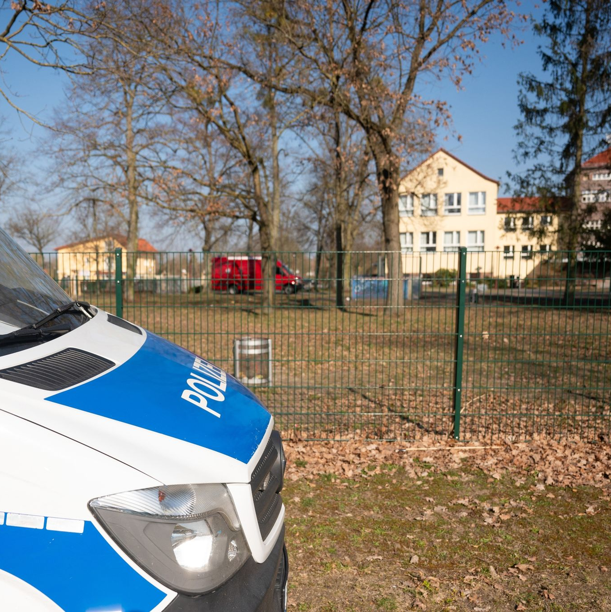 Speziell ausgebildete Einsatzkräfte haben die Schule in Petershagen durchsucht. - Foto: Christophe Gateau/dpa