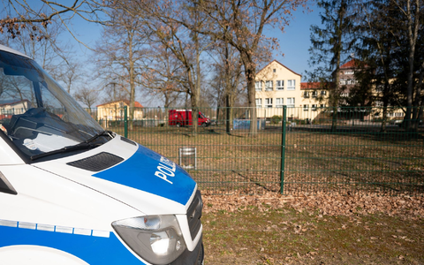 Speziell ausgebildete Einsatzkräfte haben die Schule in Petershagen durchsucht. - Foto: Christophe Gateau/dpa