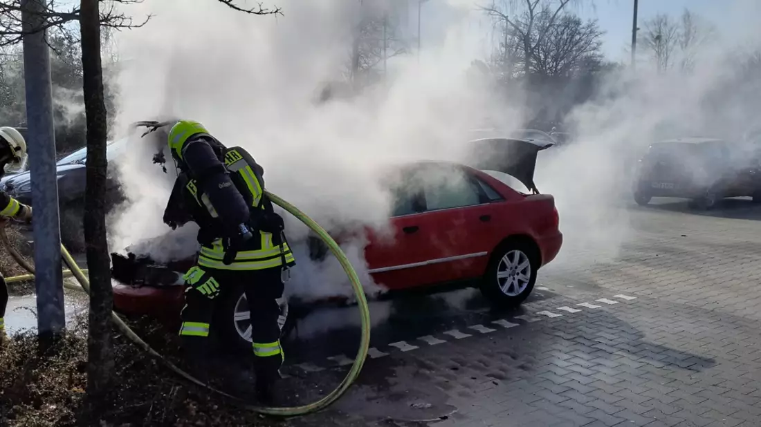 FW Bremerhaven: PKW Brand in Leherheide. - Bild: presseportal.de