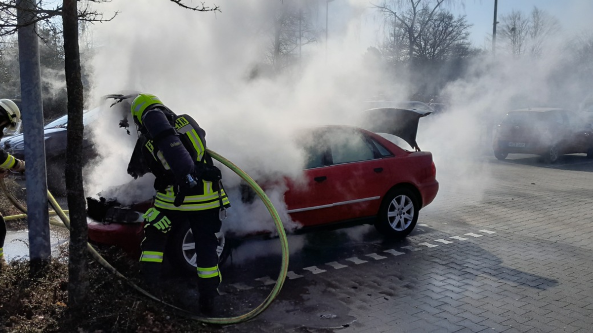 FW Bremerhaven: PKW Brand in Leherheide. - Foto: presseportal.de