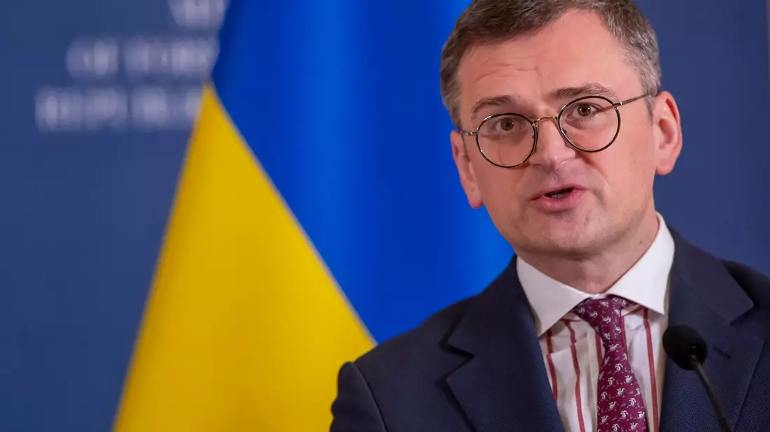 Der ukrainische Außenminister Dmytro Kuleba fordert nach Gesprächen in Vilnius weitere Waffen und Munition für den Krieg gegen Russland. - Bild: Mindaugas Kulbis/AP/dpa