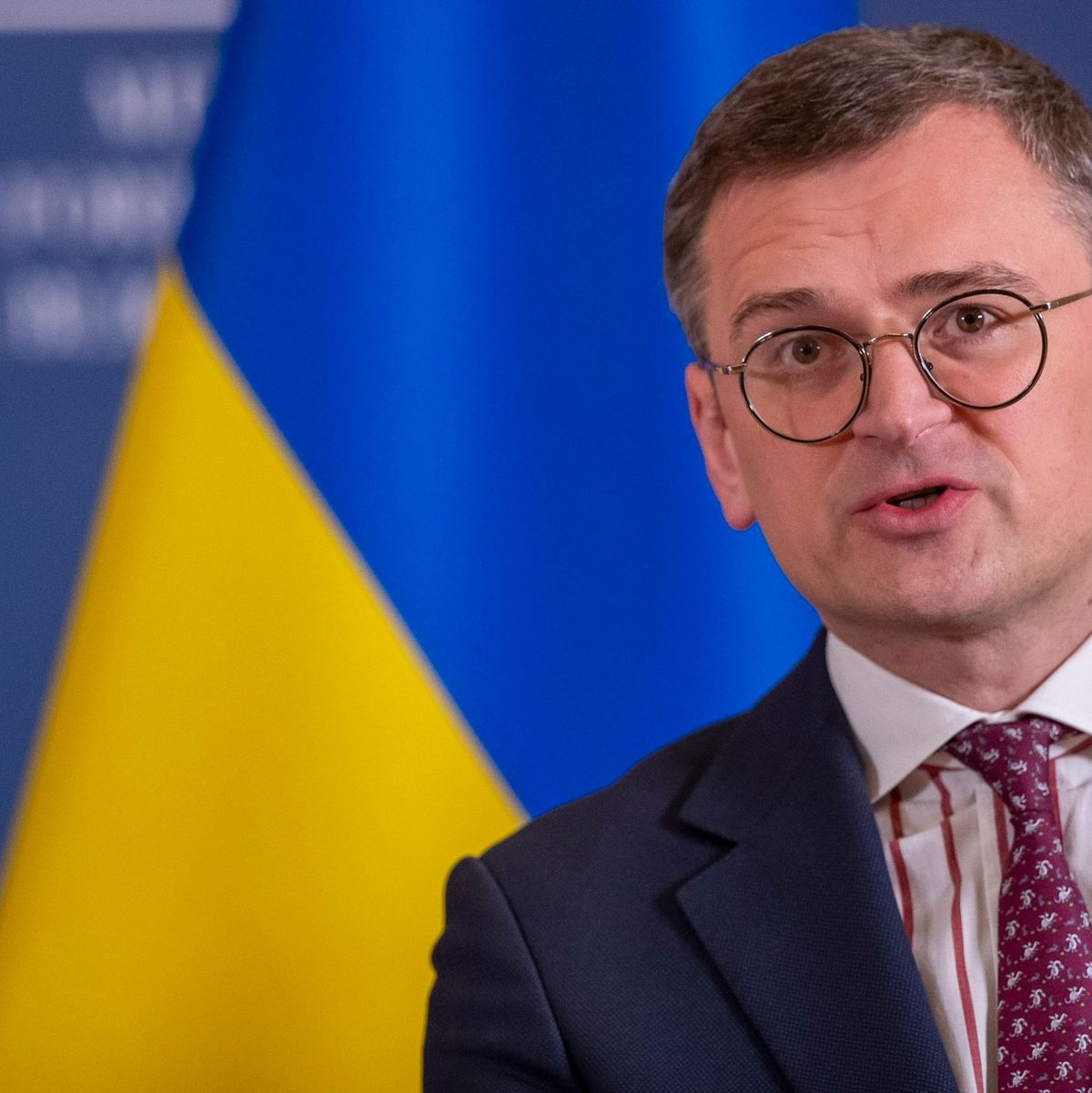 Der ukrainische Außenminister Dmytro Kuleba fordert nach Gesprächen in Vilnius weitere Waffen und Munition für den Krieg gegen Russland. - Foto: Mindaugas Kulbis/AP/dpa