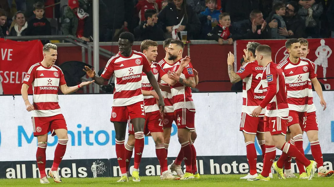 Die Fortuna rückt durch den Sieg im direkten Duell bis auf einen Punkt an den HSV heran. - Bild: Roland Weihrauch/dpa