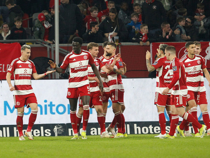 Die Fortuna rückt durch den Sieg im direkten Duell bis auf einen Punkt an den HSV heran. - Foto: Roland Weihrauch/dpa