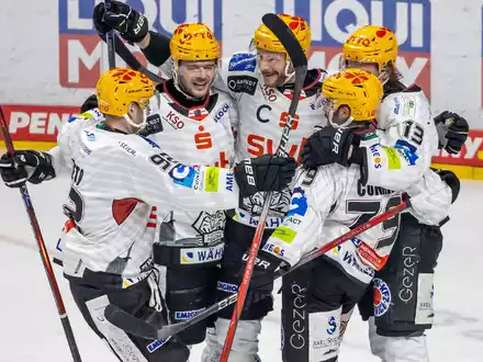 Die Berliner Leo Pföderl, Jonas Müller, Marcel Noebels und Kai Wissmann (l-r) jubeln nach einem Treffer. - Foto: Andreas Gora/dpa