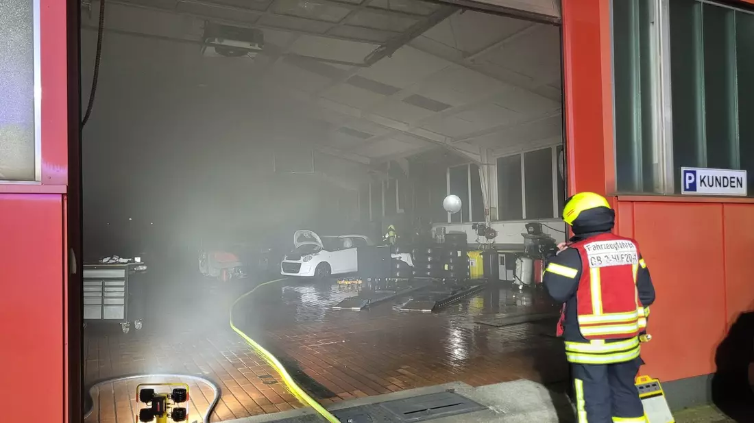 FW-OB: Brand in KFZ-Werkstatt. Aufmerksame Bürgerin und Mitarbeiter verhindern Schlimmeres. - Bild: presseportal.de