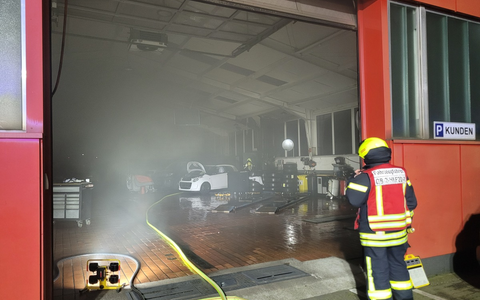 FW-OB: Brand in KFZ-Werkstatt. Aufmerksame Bürgerin und Mitarbeiter verhindern Schlimmeres. - Foto: presseportal.de