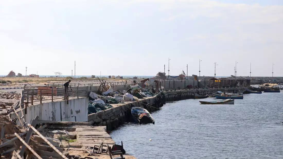 Blick auf einen beschädigten Hafen in Gaza-Stadt. Der Hafen von Gaza-Stadt ist kaputt und zu flach für große Schiffe. Doch die USA und andere wollen nun für eine begrenzte Zeit einen neuen Hafen einrichten. - Bild: Mohammed Ali/Xinhua/dpa