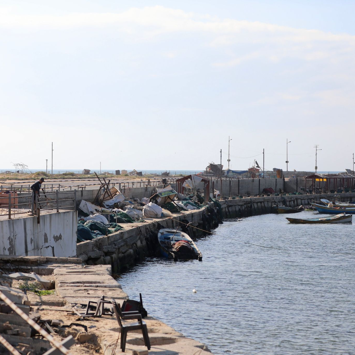 Blick auf einen beschädigten Hafen in Gaza-Stadt. Der Hafen von Gaza-Stadt ist kaputt und zu flach für große Schiffe. Doch die USA und andere wollen nun für eine begrenzte Zeit einen neuen Hafen einrichten. - Foto: Mohammed Ali/Xinhua/dpa