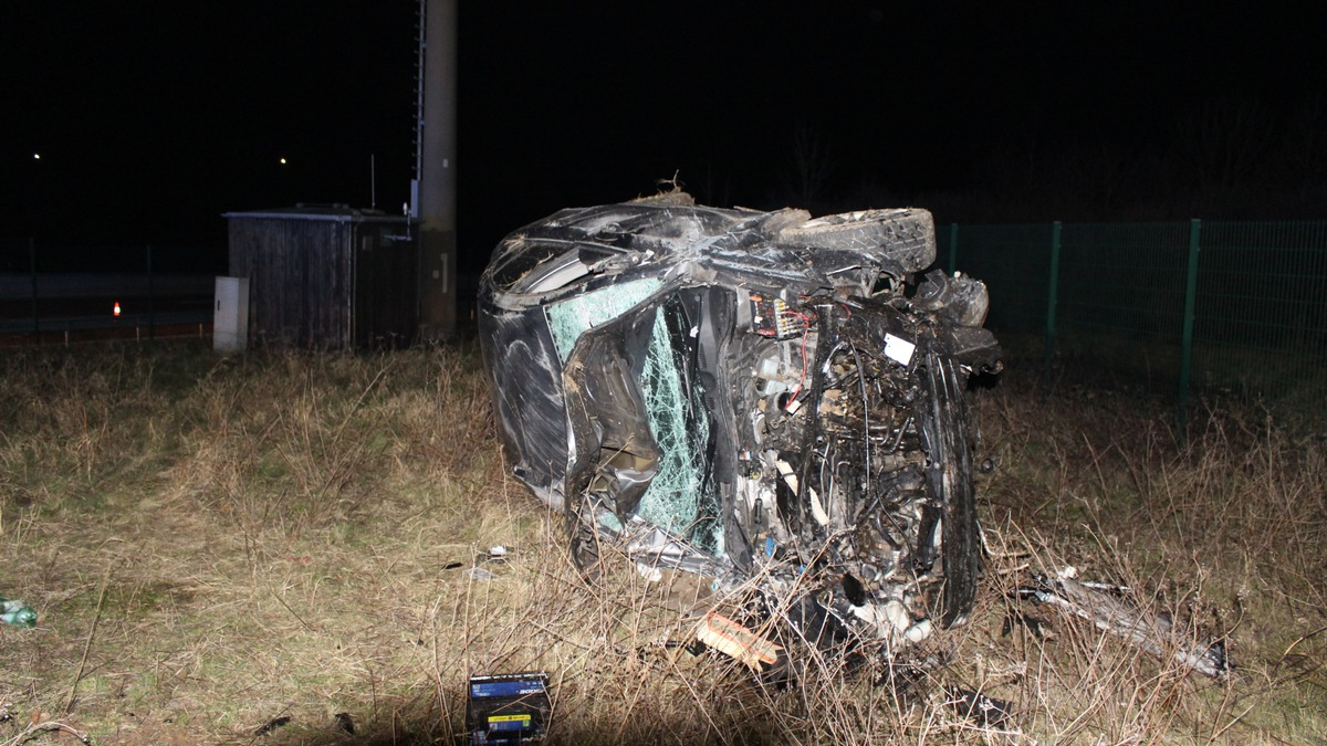 API-TH: Pkw durchbricht Zaun und überschlägt sich - Zwei Personen schwer verletzt - Foto: presseportal.de