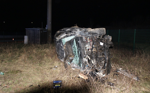 API-TH: Pkw durchbricht Zaun und überschlägt sich - Zwei Personen schwer verletzt - Foto: presseportal.de