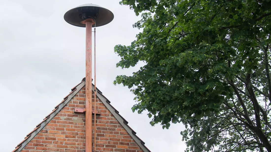 Eine Sirene steht auf einem alten Feuerwehrhaus bei Hannover. Der Städte- und Gemeindebund fordert vom Bund bessere Vorkehrungen zum Schutz der Bevölkerung. - Bild: Julian Stratenschulte/dpa