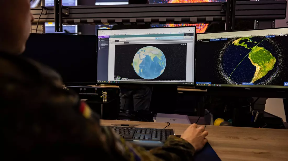 Bei dem Objekt handelte es sich um eine Palette mit neun ausgedienten Batterien der Internationalen Raumstation (ISS). - Bild: Christoph Reichwein/dpa