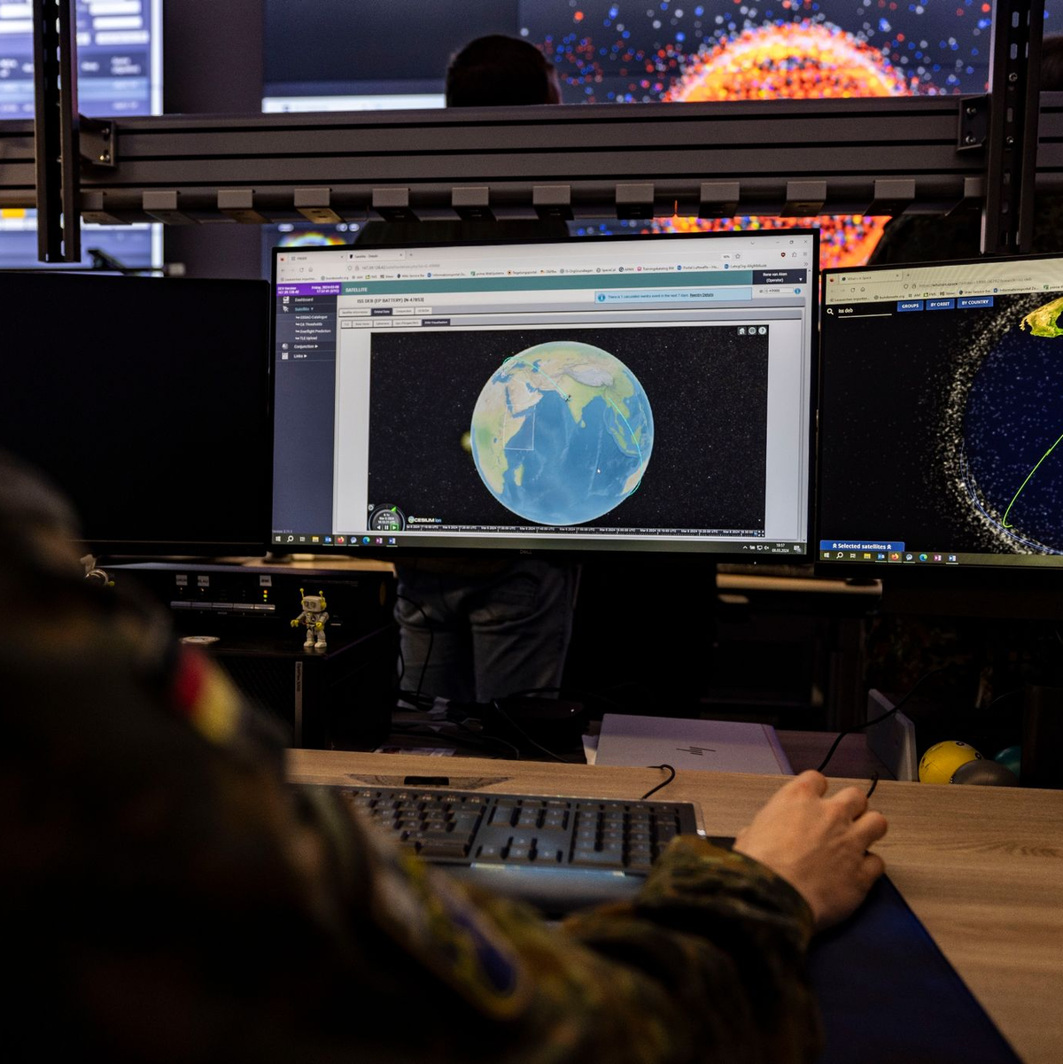 Bei dem Objekt handelte es sich um eine Palette mit neun ausgedienten Batterien der Internationalen Raumstation (ISS). - Foto: Christoph Reichwein/dpa