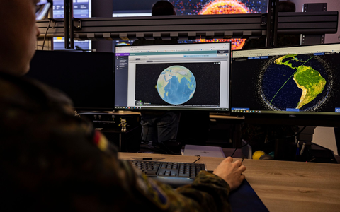 Bei dem Objekt handelte es sich um eine Palette mit neun ausgedienten Batterien der Internationalen Raumstation (ISS). - Foto: Christoph Reichwein/dpa