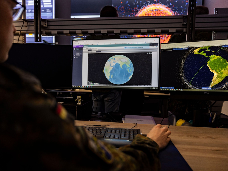 Bei dem Objekt handelte es sich um eine Palette mit neun ausgedienten Batterien der Internationalen Raumstation (ISS). - Foto: Christoph Reichwein/dpa