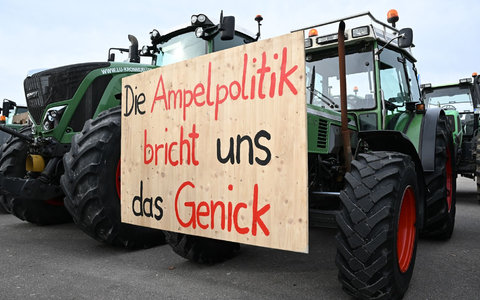 Mit Traktoren und einem Transparent mit der Aufschrift: «Die Ampelpolitik bricht uns das Genick» demonstrieren Landwirte auf dem Cannstatter Wasen gegen die Agrarpoltik der Bundesregierung. - Foto: Bernd Weißbrod/dpa Mit Traktoren und einem Transparent mit der Aufschrift: «Die Ampelpolitik bricht uns das Genick» demonstrieren Landwirte auf dem Cannstatter Wasen gegen die Agrarpoltik der Bundesregierung. - Foto: Bernd Weißbrod/dpa