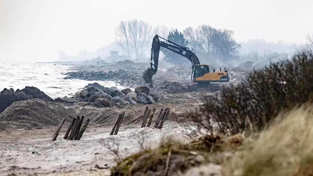 Die Gemeinde möchte versuchen, zumindest einige Stege im Laufe der Saison freizugeben. - Bild: Axel Heimken/dpa
