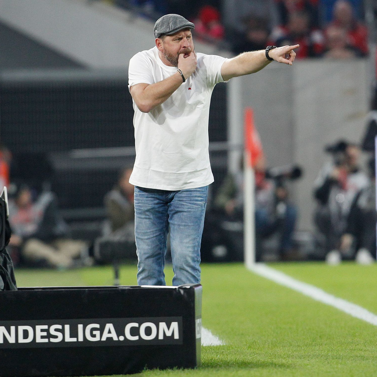 Von zu großem Druck, endlich aufsteigen zu müssen, will Steffen Baumgart nichts wissen. - Foto: Roland Weihrauch/dpa