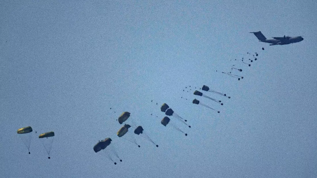 Ein Flugzeug wirft humanitäre Hilfe über dem nördlichen Gazastreifen ab. - Bild: Leo Correa/AP/dpa