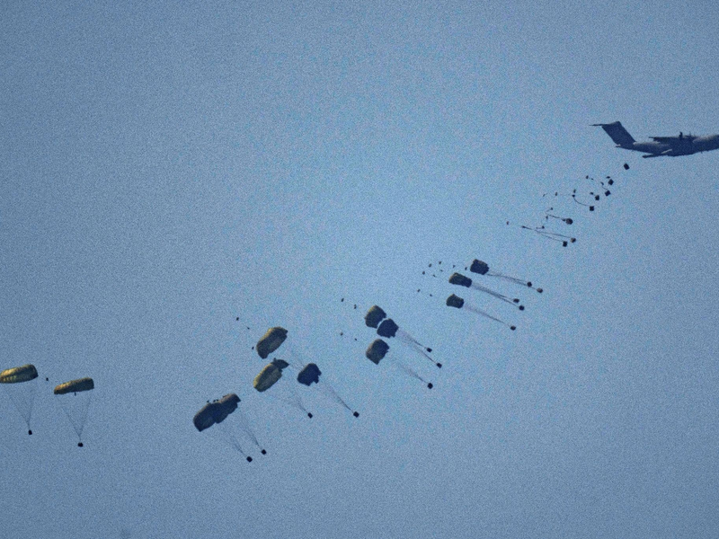 Ein Flugzeug wirft humanitäre Hilfe über dem nördlichen Gazastreifen ab. - Foto: Leo Correa/AP/dpa