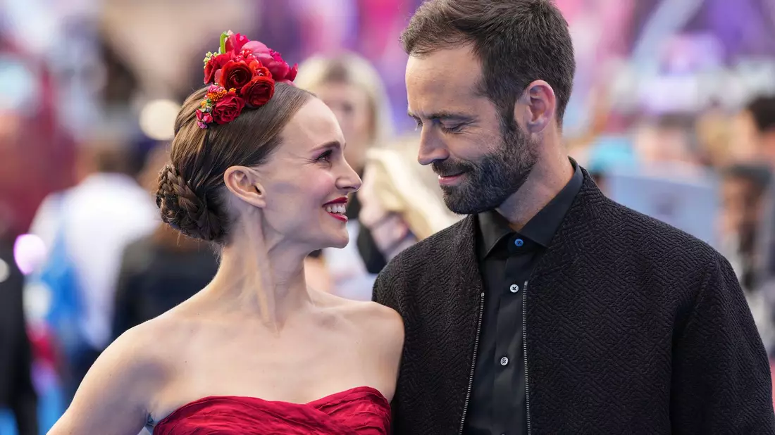 Hier besuchten sie noch zusammen eine Filmpremiere: Schauspielerin Natalie Portman und Tänzer Benjamin Millepied sind nun offiziell geschieden. (Archivbild) - Bild: Scott Garfitt/AP/dpa