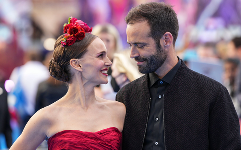 Hier besuchten sie noch zusammen eine Filmpremiere: Schauspielerin Natalie Portman und Tänzer Benjamin Millepied sind nun offiziell geschieden. (Archivbild) - Foto: Scott Garfitt/AP/dpa