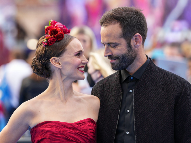 Hier besuchten sie noch zusammen eine Filmpremiere: Schauspielerin Natalie Portman und Tänzer Benjamin Millepied sind nun offiziell geschieden. (Archivbild) - Foto: Scott Garfitt/AP/dpa