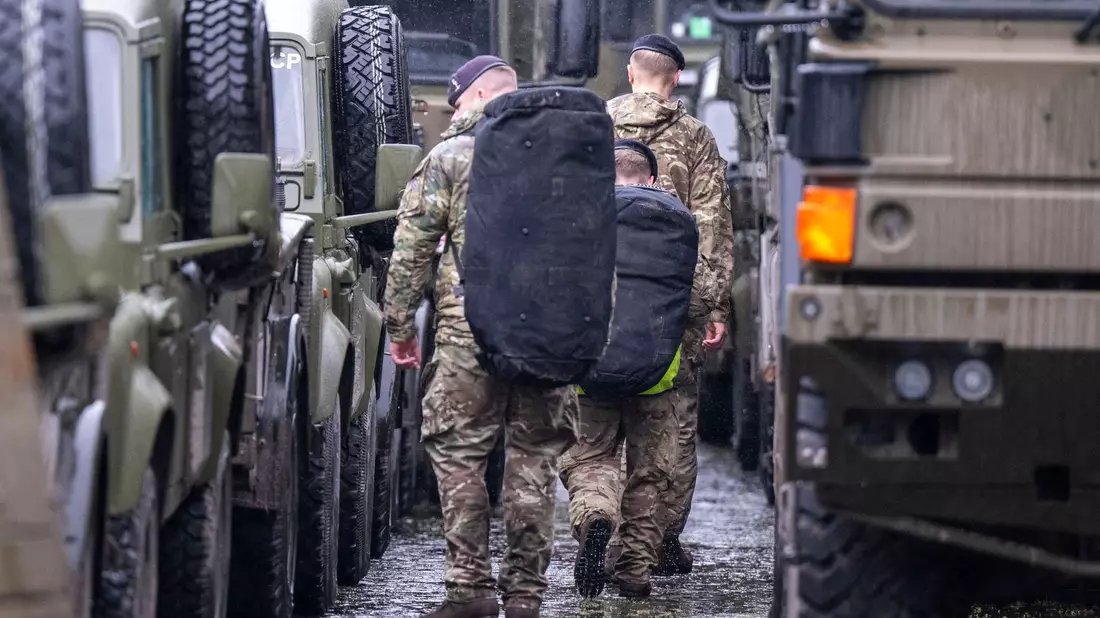 Britische Soldaten auf dem Gelände einer Bundeswehrkaserne bei Paderborn. Die Briten machen im Rahmen der Übung Brilliant Jump als Teil der Großübung Steadfast Defender 24 in Ostwestfalen für eine Nacht Station. - Bild: David Inderlied/dpa