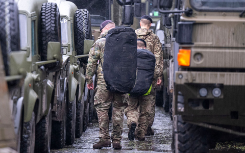 Britische Soldaten auf dem Gelände einer Bundeswehrkaserne bei Paderborn. Die Briten machen im Rahmen der Übung Brilliant Jump als Teil der Großübung Steadfast Defender 24 in Ostwestfalen für eine Nacht Station. - Foto: David Inderlied/dpa