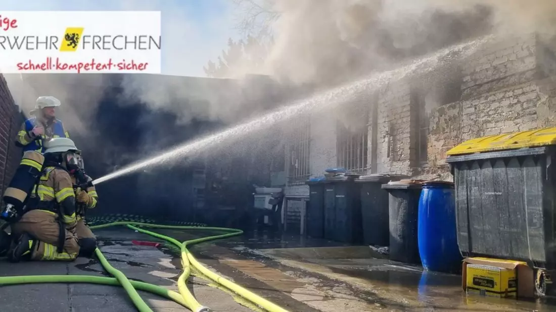 FW Frechen: Werkstattbrand in Frechen-Bachem - 12 Personen aus dem umliegenden Gebäude evakuiert - Bild: presseportal.de
