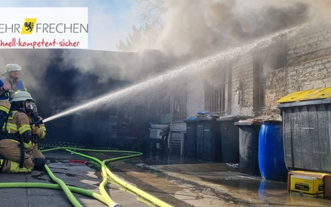 FW Frechen: Werkstattbrand in Frechen-Bachem - 12 Personen aus dem umliegenden Gebäude evakuiert - Foto: presseportal.de