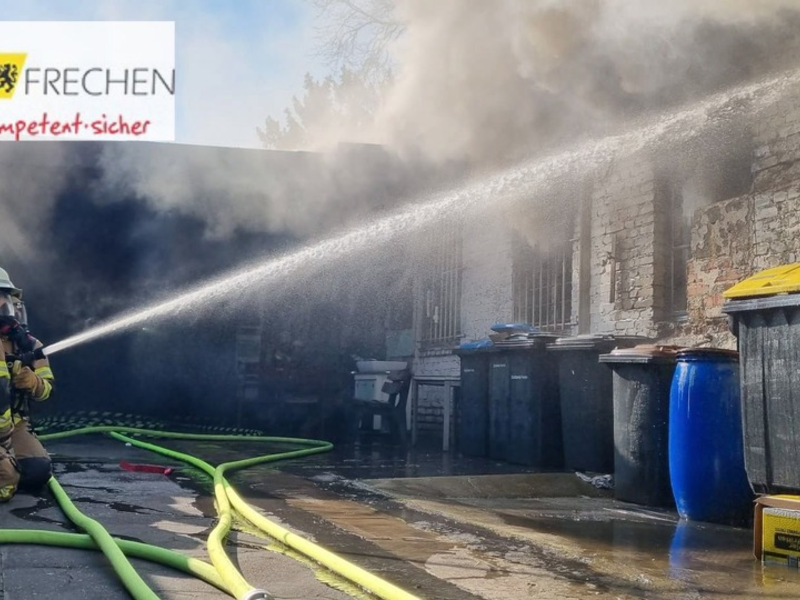 FW Frechen: Werkstattbrand in Frechen-Bachem - 12 Personen aus dem umliegenden Gebäude evakuiert - Foto: presseportal.de