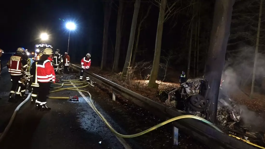 Für den Fahrer kam jede Hilfe zu spät. - Bild: Nord-West-Media/dpa