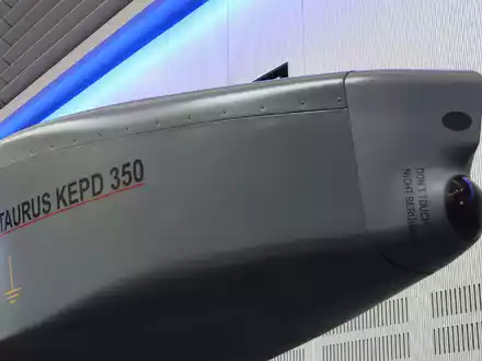 Ausstellungsstück eines Taurus KEPD 350 Marschflugkörpers im Showroom des Rüstungsunternehmens MBDA. - Foto: Karl-Josef Hildenbrand/dpa