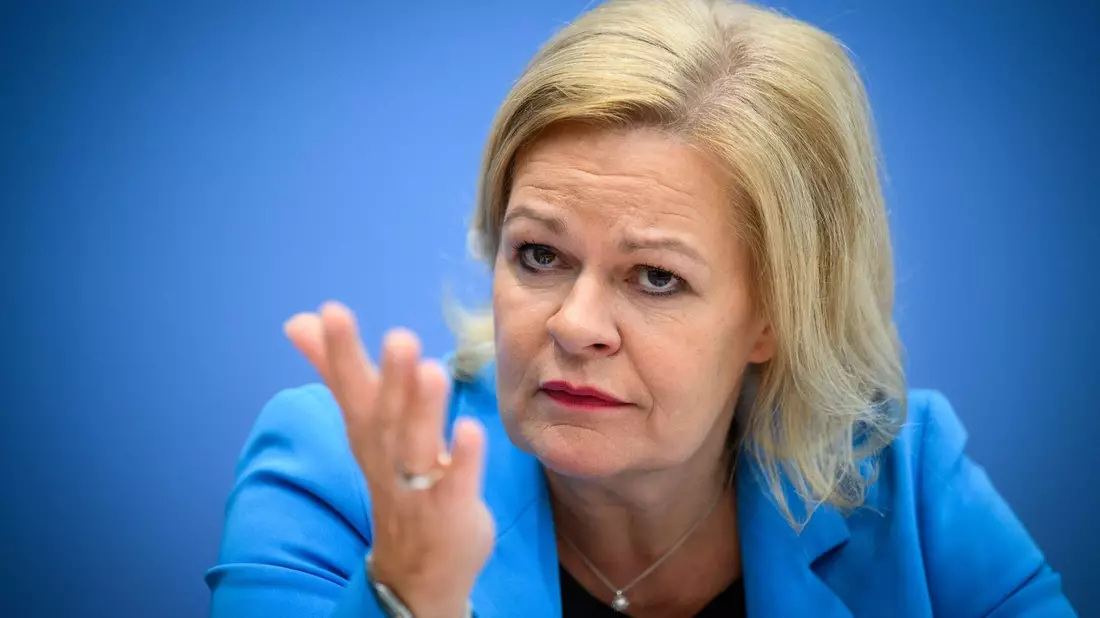 Nancy Faeser: «Ich bin nicht bereit, auf weitere furchtbare Gewalttaten zu warten, bis wir handeln.» - Bild: Bernd von Jutrczenka/dpa