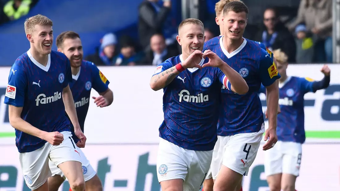 Die Kieler um Torschütze Lewis Holtby (M.) feierten im Aufstiegsrennen einen wichtigen Heimsieg. - Bild: Gregor Fischer/dpa