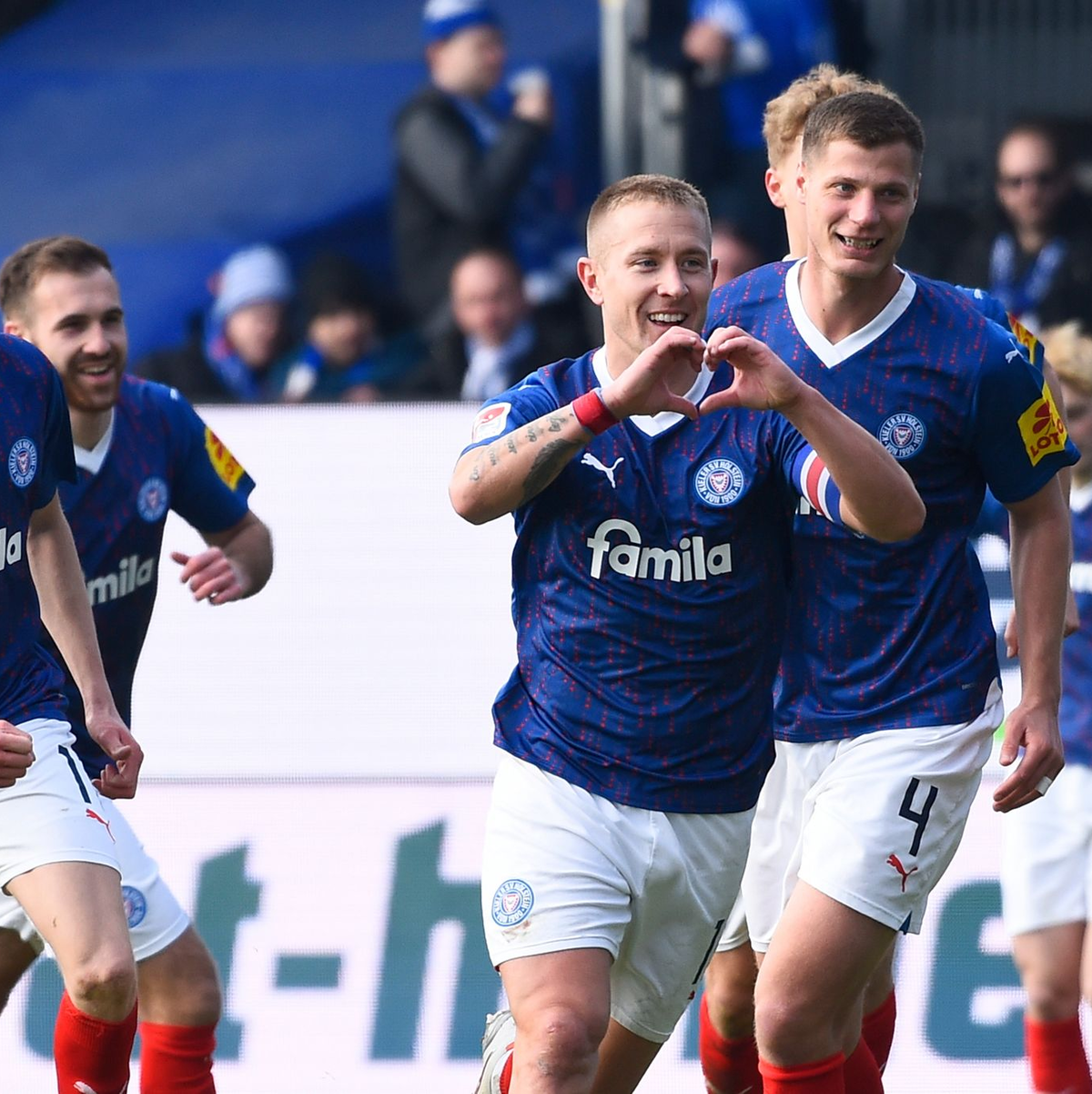 Die Kieler um Torschütze Lewis Holtby (M.) feierten im Aufstiegsrennen einen wichtigen Heimsieg. - Foto: Gregor Fischer/dpa