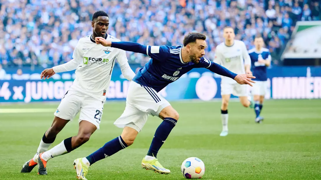 Die Schalker um Kenan Karaman (r) verspielten gegen Paderborn eine 2:0-Führung. - Bild: Bernd Thissen/dpa