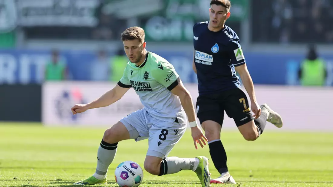 96-Profi Enzo Leopold (l) behauptet den Ball gegen Robin Heußer. - Bild: Jörg Halisch/dpa