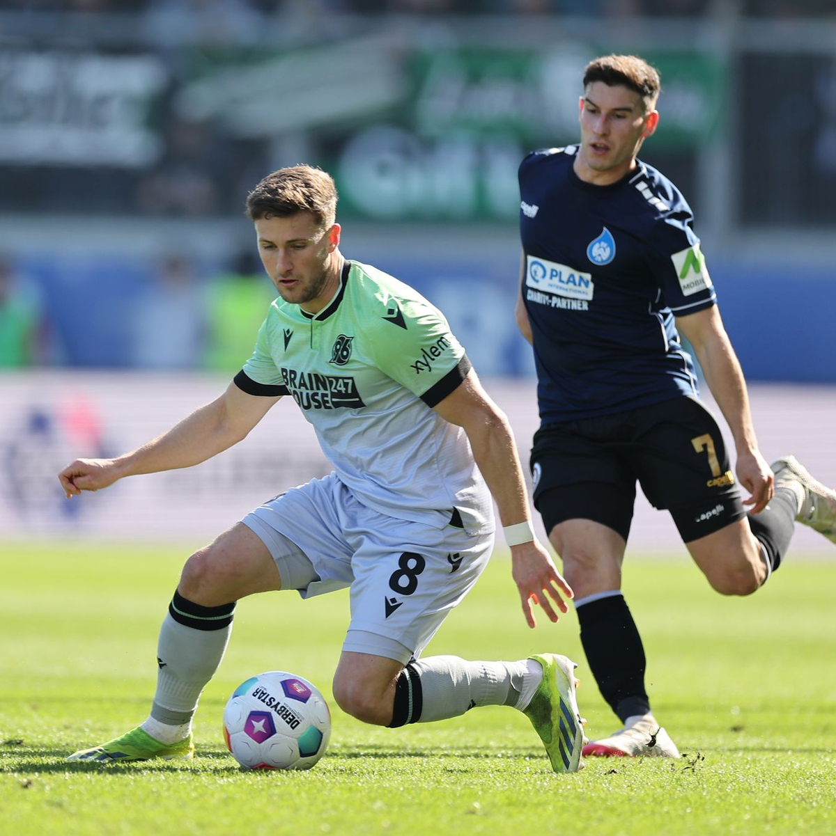 96-Profi Enzo Leopold (l) behauptet den Ball gegen Robin Heußer. - Foto: Jörg Halisch/dpa