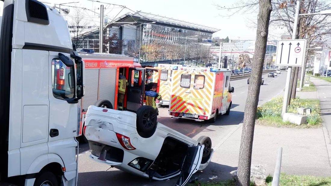 FW Stuttgart: Zwei Verkehrsunfälle mit glimpflichem Ausgang - Bild: presseportal.de