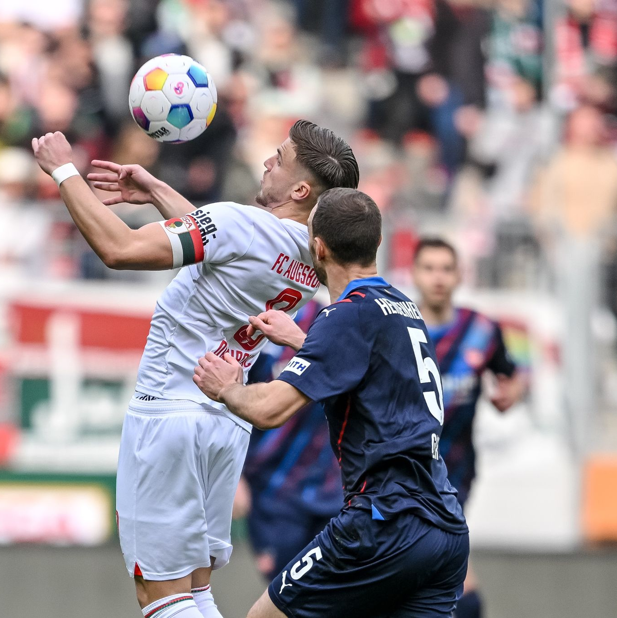 In Augsburg wurde verbissen um den Ball gekämpft. - Foto: Harry Langer/dpa