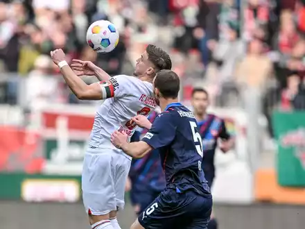Der Augsburger Ermedin Demirovic (l) behauptet den Ball gegen Heidenheims Benedikt Gimber. - Foto: Harry Langer/dpa