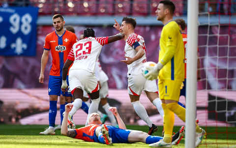 Die Leipziger Spieler jubeln nach dem Eigentor von Darmstadts Thomas Isherwood zum 1:0. - Foto: Jan Woitas/dpa