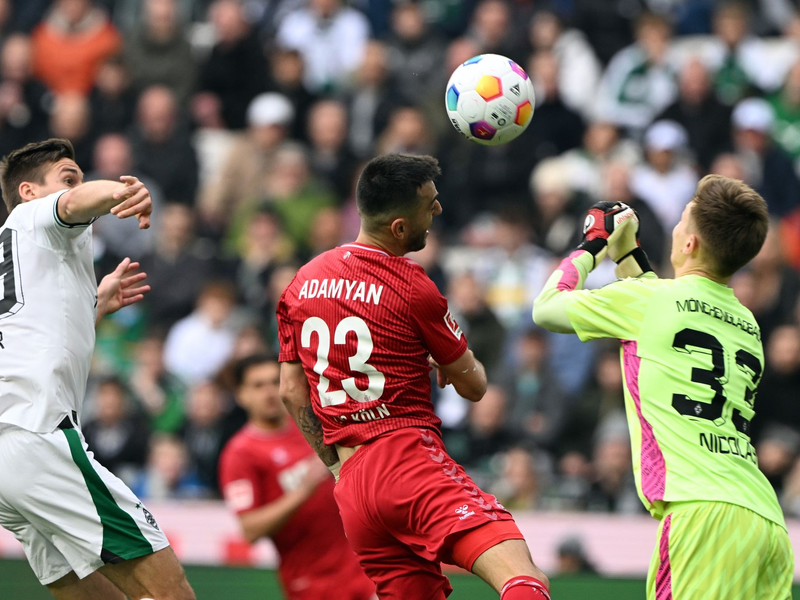 Sargis Adamyan (M) und der 1. FC Köln nehmen einen Punkt aus Mönchengladbach mit. - Foto: Federico Gambarini/dpa