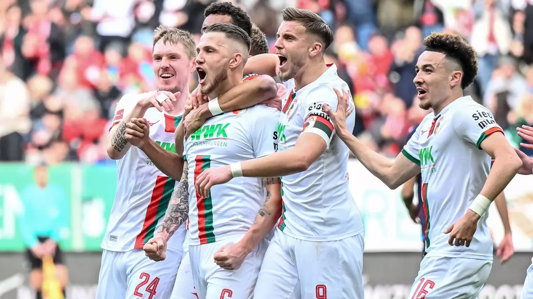 Der FC Augsburg setzte sich dank eines Tores von Jeffrey Gouweleeuw (Nr. 6) knapp gegen den Aufsteiger aus Heidenheim durch. - Bild: Harry Langer/dpa