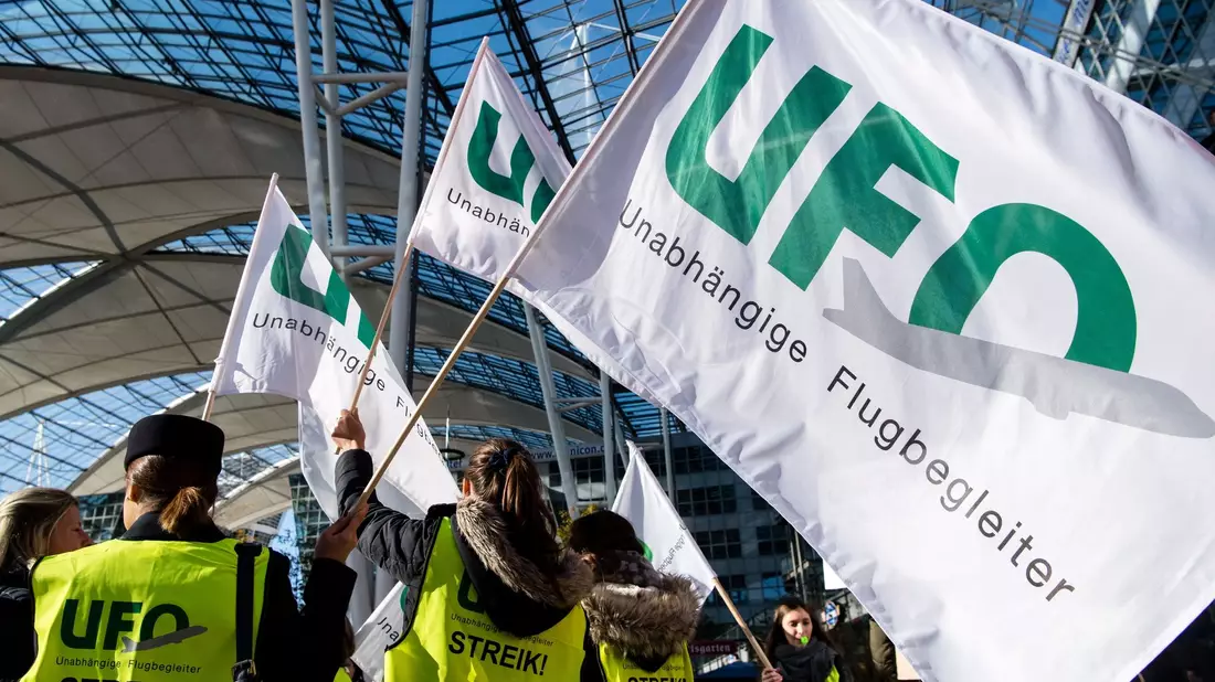 Die Flugbegleiter der Unabhängigen Flugbegleiter Organisation (UFO) wollen kommende Woche streiken (Archivbild). - Bild: Matthias Balk/dpa