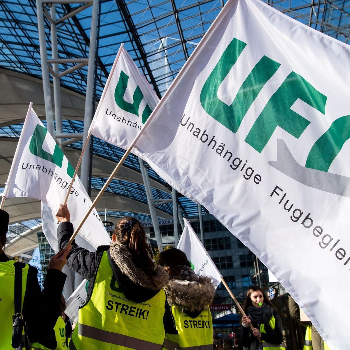 Die Flugbegleiter der Unabhängigen Flugbegleiter Organisation (UFO) wollen kommende Woche streiken (Archivbild). - Foto: Matthias Balk/dpa