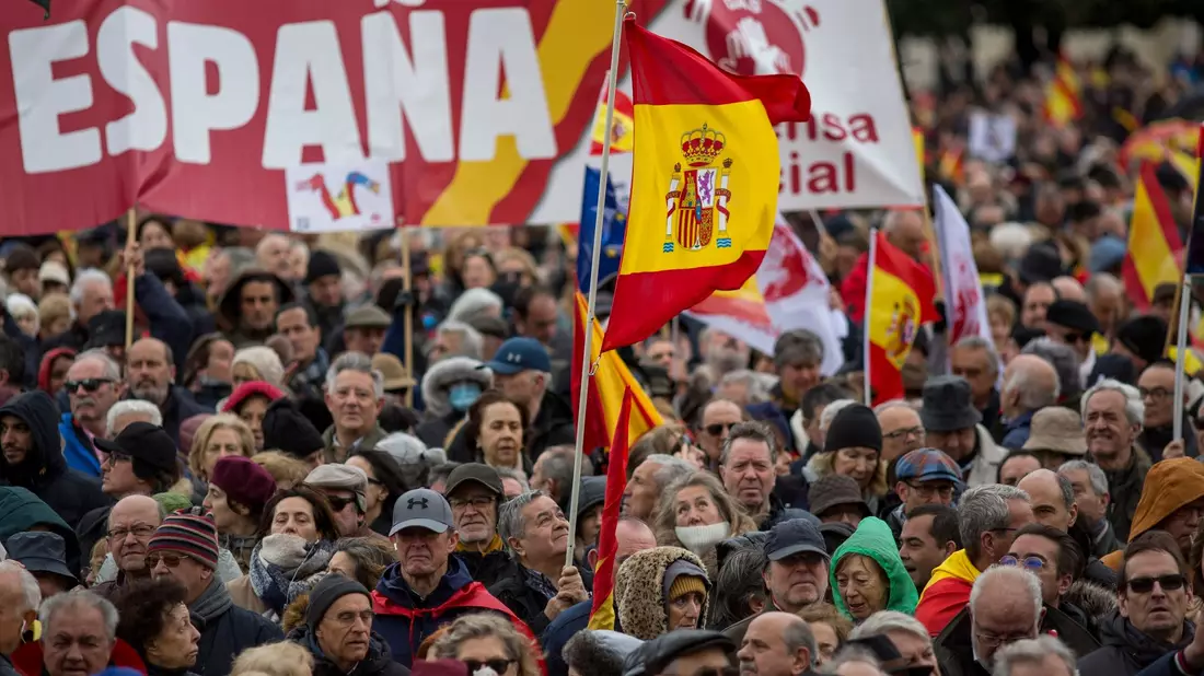 Gegen die geplante Amnestie für die katalanische Separatisten regt sich erneut Widerstand: Tausende Menschen protestierten in Madrid gegen die Pläne der spanischen Regierung. - Bild: Luis Soto/SOPA Images via ZUMA Press Wire/dpa